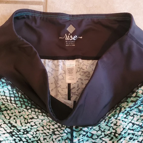 XL Lularoe Fearless Capris - Picture 3 of 5